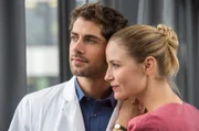 Julia (Mirka Pigulla) und Niklas (Roy Peter Link) schauen glücklich in ihre gemeinsame Zukunft.