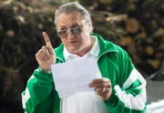 Polizeirat Reimund Girwidz (Michael Brandner) verliest den Dienstsporterlass, laut dem sich alle am Dienstsport beteiligen müssen. Weiteres Bildmaterial finden Sie unter www.br-foto.de.