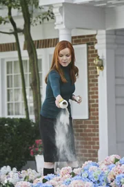 Edie soll in der Wisteria Lane bleiben, da sind sich Bree (Marcia Cross), Lynette, Susan, Gabrielle und Mrs. McCluskey einig. Jede von ihnen nimmt auf ihre Art Abschied von Edie ...