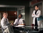 Ein Patient leidet an inneren Blutungen die sich nicht stoppen lassen. Dr. Robert Chase (Jesse Spencer, l.), Dr. Eric Foreman (Omar Epps, M.) und Dr. Allison Cameron (Jennifer Morrison, r.) stehen vor einem Rätsel.