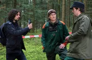 Vor Ort wollen Karl (Peter Schell, mi.) und Riedle (Sebastian Mirow, re) Albert (Alessio Hirschkorn) vom Einsatz des Vollernters überzeugen.
