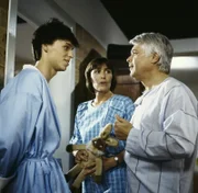 Überrascht werden Angi (Thekla Carola Wied, M.) und Werner (Peter Weck, r.), als sie eines morgens den "Gast" Duffy (Felix Martin, l.) in ihrem eigenen Badezimmer antreffen.