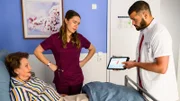Betty (Henrike Hahn, M.) kommt einem Geheimnis ihrer Patientin Isabella Schulte (Swetlana Schönfeld, l.) auf die Schliche. Zu ihrer Verwunderung scheint Dr. Tarik ?ahin (Nicolas Fethi Türksever, r.) darin verwickelt.