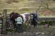 Helen Alderson (Rachel Shenton) und James Herriot (Nicholas Ralph, r).