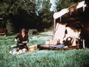 Charles (Michael Landon, l.) kocht für seinen todkranken Sohn James (Jason Bateman, r.) eine kräftige Brühe.