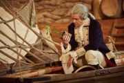 Matthias Matschke als Capitain William Bligh.
