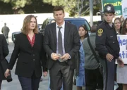 Das Opfer, Emil Bradford scheint als Gründer der Männerrechtsbewegung viele Feinde gehabt zu haben. Brennan (Emily Deschanel) und Booth (David Boreanaz, 2.v.r.) versuchen herauszufinden, wer als Täter in Frage kommt.