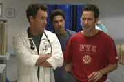 Dan (Tom Cavanagh, r.) stellt mal wieder nichts als Blödsinn im Krankenhaus an und geht insbesondere Dr. Cox  (John C. McGinley, l.) und J.D. (Zach Braff, M.) mächtig auf die Nerven ...