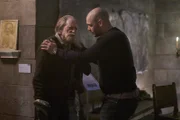 Obwohl es Setrakian (David Bradley, l.) gesundheitlich immer schlechter geht, seht er sich nach Rache und schenkt Ephs (Corey Stoll, r.) Mahnungen kein Gehör ...
