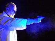 Ein Schusstest best&auml;tigt die Vermutung des Forensikers: Es war kein Selbstmord.