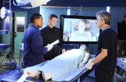 Sheldon Hawkes (Hill Harper, l.), Det. Mac Taylor (Gary Sinise, 2.v.l.) und Dr. Sid Hammerback (Robert Joy) identifizieren die Tote als die 26-jährige Ashley Braden (Madeleine Hamer).