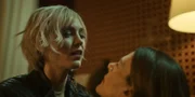 V.l.: Anna (Erika Sainte) und unbekannte Darstellerin.