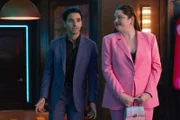 Jimmy (Paul W. Downs) und Kayla (Megan Stalter) geraten mit Janet in einen offenen Konflikt, die entschlossen ist, Jimmys alte Klienten – darunter auch Deborah – für sich zu gewinnen. Doch wie wird sich Deborah entscheiden?