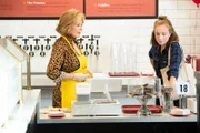 Bei der Eröffnung einer neuen Pizza-Filiale spitzen sich die Ereignisse zu: Ava (Hannah Einbinder, r.) warnt Deborah (Jean Smart, l.) eindringlich vor einem peinlichen PR-Desaster, doch sie lässt sich nicht beirren. Der Konflikt zwischen den beiden eskaliert – doch wer behält am Ende die Oberhand?