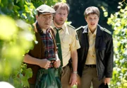 Winzer Hubert Kreuzberg (Wolfgang Pregler, l.) hat eine Leiche in seinem Weinberg gefunden. Er bringt Bärbel Schmied (Meike Droste, r.), und Dietmar Schäffer (Bjarne Mädel, M.) zum Fundort.