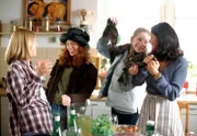 Von links: Susi (Kerstin Draeger), Hexe (Marleen Lohse), Lisa (Katharina Wäschenbach) und Carla (Simone Ritscher) freuen sich auf die Hexenparty.
