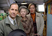 Dr. Waters (Michael Maloney), Jane Marple (Geraldine McEwan) und Tuppence Beresford (Greta Scacchi) auf der Suche nach dem Haus auf dem Gemälde.