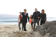 Als der angehende Surfprofi Jay Banner ermordet am Strand aufgefunden wird, beginnen Patrick (Simon Baker, 2.v.l.), Teresa (Robin Tunney, r.) und Chief Burt Anson (Brett Rice, 2.v.r.) mit den Ermittlungen ...