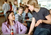 Canan (Yasmin Büyüksapci) und Britta (Louisa Herfert) streiten um Timo.