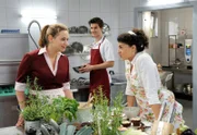 ARD STURM DER LIEBE FOLGE 1885, am Dienstag um 15:10 Uhr im ERSTEN. Tina (Christin Balogh, l.) traut sich erst, den neuen Küchenjungen Hansi (Patrick Mölleken, M.) anzusprechen, als ihr Pauline (Liza Tzschirner, r.) gut zuredet.