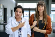 "Soko Donau", "Becks Blues." Ein Mann wird mit einem Schnitt im Hals tot aufgefunden. Großes Entsetzen bei Beck: Der Tote ist ihr Chorleiter. Seine Freundin Pia, gleichzeitig Krankenschwester und Chorkollegin, wollte ihn bei einem Picknick mittels Luftröhrenschnitt vor dem Ersticken retten, hat aber das Gegenteil bewirkt. Von seiner Allergie wusste sie, sein Notfallset hat sie angeblich nicht gefunden. Aus lauter Verzweiflung will sie sich von der Brücke stürzen, das können Carl und Helmuth gerade noch verhindern. Beck glaubt ihr die Geschichte nicht, ihre Kollegen sind unschlüssig. Wollte sie sein Leben retten? Oder wollte sie ihn ganz einfach loswerden und versucht auf ganz perfide Art ihren Kopf aus der Schlinge zu ziehen? Das Soko Donau-Team wird hellhörig, als Beck von einem Chormitglied erfährt, dass Pias ehemaliger Verlobter einen Tag vor der Hochzeit spurlos nach Afrika verschwunden sein soll. Sein Bruder ist überzeugt davon, dass es sich um ein Verbrechen handelt. Und erkennt das Armband des Chorleiters als das seines Bruders wieder. Im Bild (v.li.): Maria Happel (Dr. Franziska Beck), Almut Maria Mölk (Johanna Maric).
