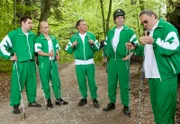 Polizeirat Reimund Girwidz (Michael Brandner, rechts) steht vor seiner Mannschaft und fordert diese zum Dienstsport auf. Die Truppe ist von der Idee Nordic Walking zu betreiben nicht gerade begeistert. Von links: Martin Riedl (Paul Sedlmeier), Sonja Wirth (Annett Fleischer), Franz Hubert (Christian Tramitz) und Johannes Staller (Helmfried von Lüttichau).