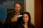 Rodriguez (Fabian Joest Passamonte) hat die Tochter des Spediteurs Celina Kunze (Mia Kasalo) als Geisel genommen.