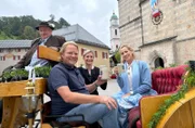 Tradition trifft Eleganz: Björn Freitag (2.v.l.) und Tamina Kallert (r) bei einer Kutschfahrt mit Local Host Sophie Renoth.