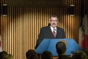 Frank (Tom Selleck) tritt vor die Presse und gibt zunächst Entwarnung: Offenbar doch kein Terroranschlag.