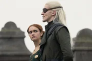 Queen Alicent Hightower (Olivia Cooke) and Prince Daemon Targaryen (Ewan Mitchell)