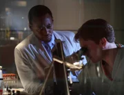 Dr. Eric Foreman (Omar Epps) und Dr. James Wilson (Robert Sean Leonard) untersuchen das Blut eines Patienten.