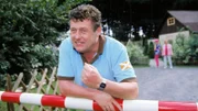 Benno (Willi Thomcyzk) hat sich an der Schranke des Campingplatzes positioniert, damit die Autodiebe den Platz nicht verlassen können.