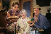 Lisbeth (Irene Schwarz, l.), Tante Karin (Elisabeth Scherer) und Dieter (Tom Gerhardt)