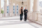 Was hat es mit den drei Geheimnisse von Fátima auf sich? Moderator Jamie Theakston (l.) begiebt sich in Portugal auf Spurensuche und spricht mit Experten ...