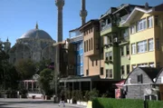 Die türkische Schriftstellerin Elif Shafak verließ Istanbul, weil sie wegen ihrer kritischen Romane mit der türkischen Regierung aneinandergeriet. Dennoch machte sie die Stadt zum Schauplatz ihrer Romane ...
