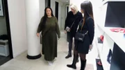 V.l.: Kandidatin Viki, Shoppingbegleitung Tina und Verkäuferin.