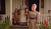 Die beiden Waisen Dora (Ashley Muscroft, l.) und Davey (Kyle Labine, 2.v.r.) mit Marilla Cuthbert (Collen Dewhurst, 2.v.l) und Rachel Lynde (Patricia Hamilton, r.)