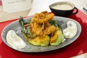 Das "Küchenschlacht"-Gericht - Tagesmotto "Ummantelt": Garnelen im Backteigmantel mit Pak Choi und Zitronen-Mayonnaise von Philipp Ehrhardt