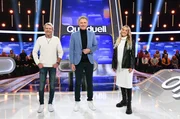 Moderator Jörg Pilawa mit den Kandidat:innen des Teams "Schlager": Schlagersänger Matthias Reim mit Ehefrau Christin Stark, Schlagersängerin.