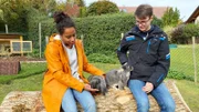 Alex zeigt Pia, wie er mithilfe des sogenannten Medical Trainings kontrolliert, ob seine Kaninchen fit und gesund sind.