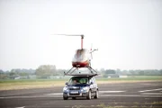 Ein Helikopter landet auf dem Dach eines Skoda Yet.