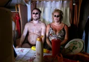 Urlaubsidylle bei Dauerregen: Dietmar Schäffer und seine Heike beim Sonnenbaden im Wohnmobil.
