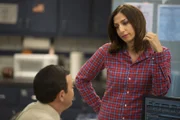 Charles Boyle (Joe Lo Truglio, l.); Gina Linetti (Chelsea Peretti, r.)