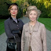 45 Uhr. Tuppence Beresford (Greta Scacchi) und Jane Marple Geraldine McEwan) vor dem Pflegeheim in der Nähe von London.