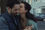 Nalan (Mariam Hage, r.) und ihr Freund David (Hassan Akkouch, l.) kommen gerade von der Gynäkologin. Nalan ist endlich schwanger! Die beiden können ihr Glück kaum fassen.