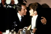 Jonathan (Robert Wagner, l.) und Jennifer (Stefanie Powers, r.) genießen einen romantischen Abend in einem Restaurant.
