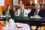 Felix (Christoph M. Ohrt, r.) und Sandra (Rebecca Immanuel, l.) vertreten Hans-Günther Blechschmidt (Michael Brandner, M.), der verdächtigt wird, seine Frau umbringen zu wollen.