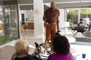 Zu Hause wird Marcus (Carl Clemons-Hopkins, M.) von seiner Mutter (Angela Elayne Gibbs, r.) und Miss Loretta (Luenell, l.) überrascht, die sich nicht nur um ihn, sondern auch um seinen Hundewelpen sorgen.