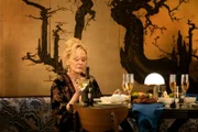 Deborah (Jean Smart) erpresst Marty, um ihre Showtermine zu sichern. Marcus hat andere Pläne für Deborahs Karriere.