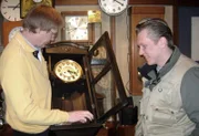 Trödelprofi Otto Schulte (re.) und Uhrmachermeister Hans Eugen Krümpelmann